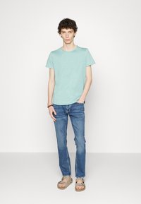 Tommy Jeans SLIM JASPE CREW NECK - T-shirt básica - turquoise
