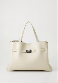 Borsa a mano in pelle beige con dettagli cuciti, due manici piatti e chiusura in metallo argentato sulla parte anteriore. Texture liscia e forma strutturata.