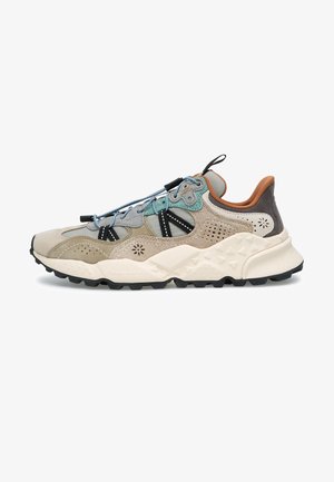 Mehrfarbiger Outdoor-Sneaker mit beigem Wildleder und Mesh, Schnürsystemsicherung, gepolstertem Kragen, robuster schwarzer Sohle und geformter weißer Zwischensohle.