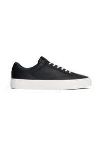 Adidași din piele neagră cu tălpi din cauciuc alb, vârf rotund și șireti bej în contrast; detaliu subtil cu logo pe lateral.