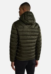 Giacca imbottita verde oliva con cappuccio, caratterizzata da un design a righe orizzontali, texture liscia e polsini elasticizzati. La vista posteriore mostra i dettagli della cucitura.