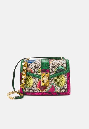 Kleine rechteckige Handtasche mit mehrfarbigem Schlangenmuster, grünem Besatz, goldenem Verschluss, mit Nieten verzierter gold-gelber Trageriemen und Kettendetail auf weißem Hintergrund.