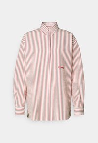 Camicia bianca con righe verticali rosse, dotata di colletto classico, chiusura con bottoni e maniche lunghe; logo 'PINGO' in rosso sul lato sinistro.