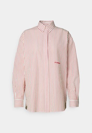 Camisa blanca con rayas verticales rojas, con cuello clásico, botonera frontal y mangas largas; logo de 'PINGO' en rojo en el lado izquierdo.