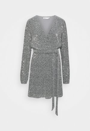 Silbernes Pailletten-Kleid mit V-Ausschnitt, langen Ärmeln, Wickelbund und geknotetem Gürtel. Strukturierter, figurbetonter Stoff mit funkelnden Details.