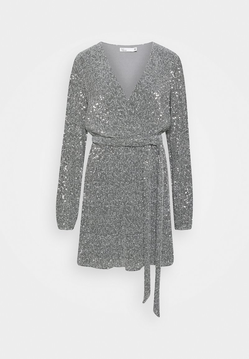 Robe en sequins argentés avec un col en V, des manches longues, une taille nouée et une ceinture nouée. Tissu texturé et ajusté avec des détails scintillants.