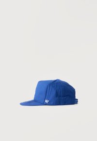 Μπλε καπέλο snapback με επίπεδη γείσο, ρυθμιζόμενο πίσω λουράκι και λευκό κεντημένο λογότυπο '47' στο πλαϊνό πάνελ.