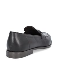 Czarne skórzane mokasyny z płaską, teksturowaną podeszwą. Posiadają skórzane wykończenie oraz dekoracyjny pasek na przodzie. Gładkie wykończenie.