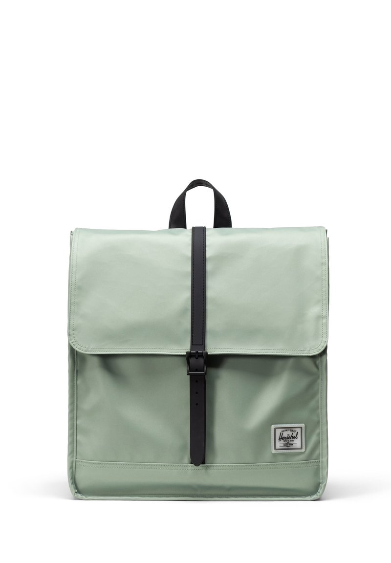 Zeegroene, waterdichte stofrugzak met een omvouwbare flap, zwarte sluiting met een band en een rechthoekige vorm. Voorzien van een logo patch.