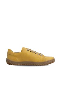 Chaussure décontractée en cuir jaune à profil bas avec lacets beige et semelle en caoutchouc marron texturée, présentée en vue de côté sur fond blanc.
