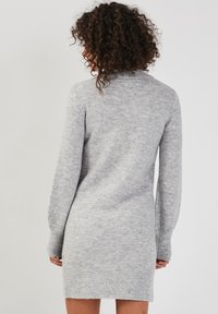 Grijs gebreid sweaterjurk met lange mouwen, geribbelde boorden en een rechte snit. Zachte textuur, lengte tot halverwege de dijen, met een ronde hals.
