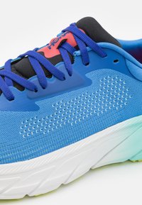 HOKA ARAHI 7 - Hardloopschoenen voor op de weg - virtual blue/cerise