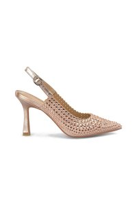 Chaussure à talon haut rose à bride arrière, présentant un bout pointu, des embellissements cloutés et un matériau brillant avec un bord festonné sur la sangle de la cheville.