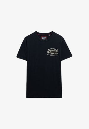 Czarny t-shirt z krótkim rękawem i okrągłym dekoltem, z białym nadrukiem "Vintage SuperDry Premium Goods" oraz japońskim tekstem na lewej piersi.