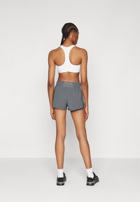 Nike Performance Šortky 2 v 1 - iron grey/reflective silver