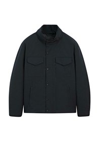 Giacca blu scuro realizzata in un materiale liscio e resistente all'acqua. Presenta un colletto alto, due tasche sul petto e una chiusura con bottoni a pressione.