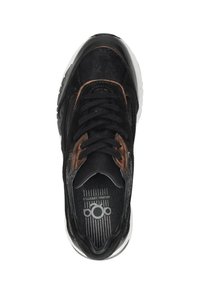 Zwarte sneakers met een bovenwerk van textuurstof, bruine accenten en zwarte veters. Beschikt over een witte zool en een geprinte binnenzool met merkvermelding.