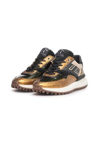 Ein Paar Sneaker mit niedriger Schafthöhe, metallisch goldenem, schwarzem und beigem Panel, schwarzen Schnürsenkeln und strukturierten braunen Sohlen auf einem weißen Hintergrund.