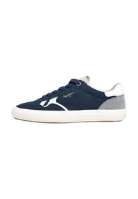 Námornícky zamšový sneaker s bielymi a sivými akcentmi, okrúhla špička, šnurovanie a textúrovaná gumová podrážka. Obsahuje detaily loga na boku.
