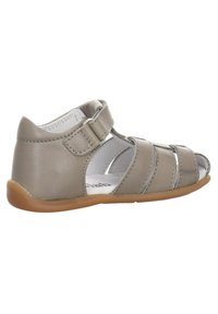 Sandale en cuir gris au design ouvert, dotée d'une bride ajustable et d'une semelle en caoutchouc. Comprend trois brides horizontales et une semelle intérieure douce et rembourrée.