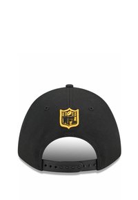 Schwarze Kappe mit einem gelben NFL-Emblem auf der Rückseite, mit strukturiertem Design, Stoffstruktur und verstellbarem Snapback-Verschluss.