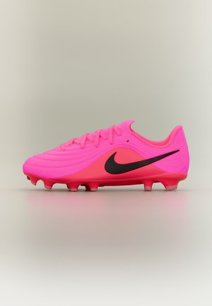 Gheată de fotbal Nike roz aprins cu logo-ul Swoosh negru și crampoane turnate pe fundal bej, vedere laterală.