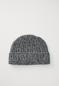Beanie lavorato a maglia di colore grigio con un motivo testurizzato. Presenta un risvolto a coste e è realizzato con un filato misto di tonalità chiare e scure.