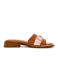Bruine leren schuifsandalen met een metallic roségouden accent, platte zool en een open teen ontwerp. Eenvoudige, strakke constructie voor gemakkelijk dragen.