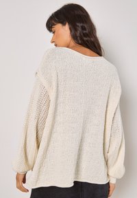 Apricot TEXTURED - Strickpullover - white