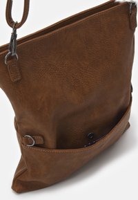 Brązowa torebka z ekologicznej skóry o miękkiej teksturze, płaskim kształcie, regulowanym pasku oraz przednią kieszenią zapinaną na zatrzask.