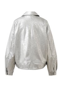Veste métallisée argentée avec col, silhouette oversize, manches longues avec poignets boutonnés et détails zippés sur les côtés.