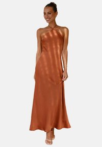 Satin-Halterneck-Kleid in sattem Rostton, mit einer fließenden Silhouette, glatter Textur und freiem Rückendesign. Bodentiefe Variante.