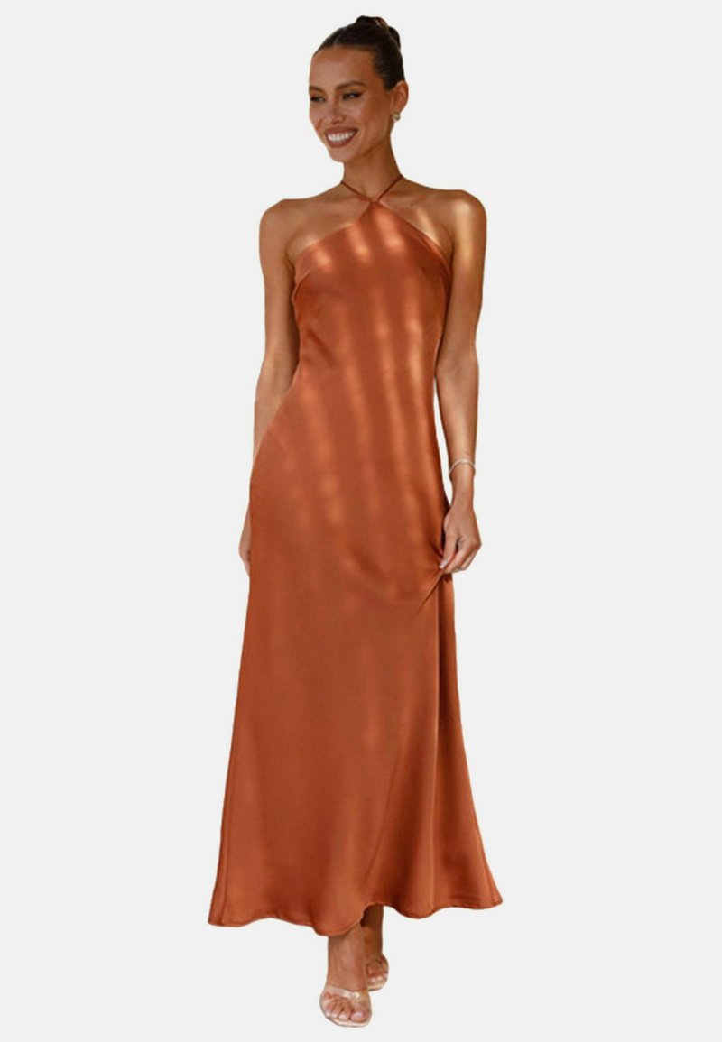 Satin-Halterneck-Kleid in sattem Rostton, mit einer fließenden Silhouette, glatter Textur und freiem Rückendesign. Bodentiefe Variante.