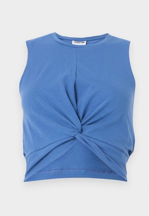 Sininen ilmanhiha crop-top, jossa on solmittu etuosan muotoilu. Valmistettu pehmeästä ja venyvästä kankaasta, jossa on sileä tekstuuri. Pyöreä kaula-aukko.