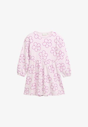 Ružové šaty s dlhými rukávmi, ktoré majú kvetinový vzor v purpurovej farbe. Hlavná časť je zhrnutá v páse, čo vytvára rozšírený siluetu.