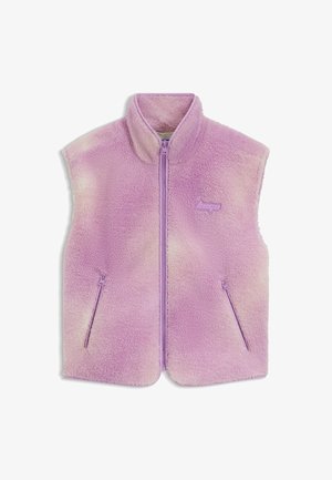 Gilet di pile viola con colletto alto e zip anteriore completa. Presenta due tasche laterali con zip e un logo sul petto. Texture morbida.