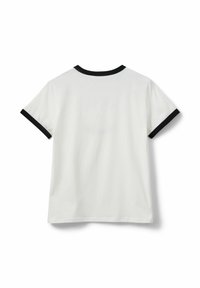 Vit t-shirt med svart ribbad halsringning och ärmslut, korta ärmar och rak skärning. Slät bomullstyg, minimalistic design.