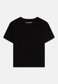 Μαύρο βαμβακερό κοντομάνικο μπλουζάκι με λαιμόκοψη κα crew; διαθέτει το λογότυπο "KARL LAGERFELD" σε λευκό στο πίσω μέρος. Λείος υφασμάτινος χαρακτήρας, άνετη εφαρμογή.