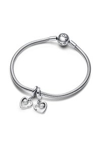 Bracciale d'argento con un design intrecciato, dotato di due ciondoli a forma di cuore con pietre trasparenti e di una chiusura rotonda incisa con il nome del marchio.