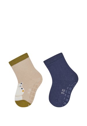 Kindersocken: eine beige mit einem Schneemann und einem olivgrünen, gerippten Bündchen; eine marineblaue mit einer gerippten Textur. Beide besitzen rutschfeste Sohlen.