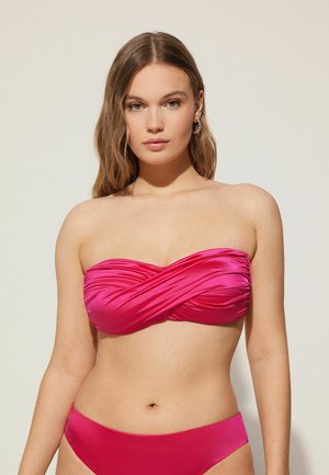 Top bikini a bandeau rosa con design in tessuto attorcigliato, abbinato a slip bikini a vita bassa coordinati. Materiale liscio e elasticizzato con una finitura elegante.