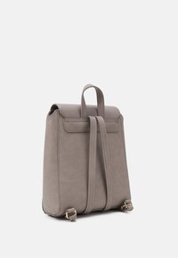 Mochila de cuero gris con doble correa para los hombros y un asa superior de transporte, exhibida sobre un fondo blanco liso.