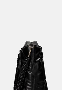 Borsa in pelle nera con un design arricciato, dotata di una tracolla spiralata e accessori in metallo argentato. Cerniera sulla parte superiore con dettagli di cucitura visibili.