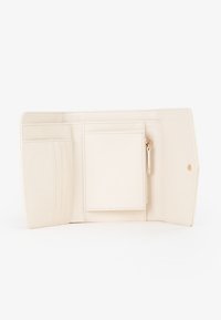 Beige faux leren portemonnee met meerdere kaartsleuven, een ritsvak en eenvoudige stiksels. Compact en met een gladde textuur.