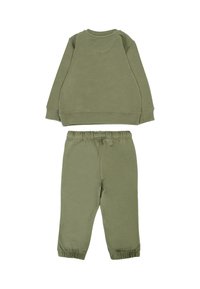 Zestaw bluzy i spodni dresowych w oliwkowej zieleni. Bluza ma okrągły dekolt i ściągacze; spodnie mają elastyczny pas i zwężające się nogawki.