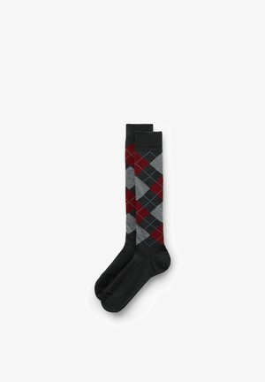 Calcetines hasta la rodilla con fondo negro y un patrón de rombos en colores rojo oscuro, gris claro y azul. Material de algodón suave.
