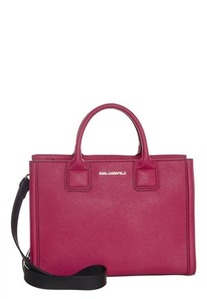 Borsa sintetica rosa con doppio manico superiore, tracolla nera rimovibile, superficie testurizzata e logo in metallo sul fronte.