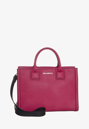 Bolso de mano sintético rosa con dos asas superiores, correa de hombro negra desmontable, superficie texturizada y un logo metálico en la parte frontal.