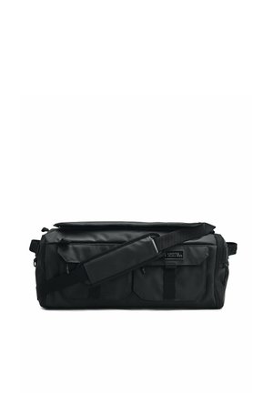 Zwarte rechthoekige crossbodytas met twee voorvakken met rits, verstelbare gewatteerde schouderband en een klein logopatch op een van de vakken.