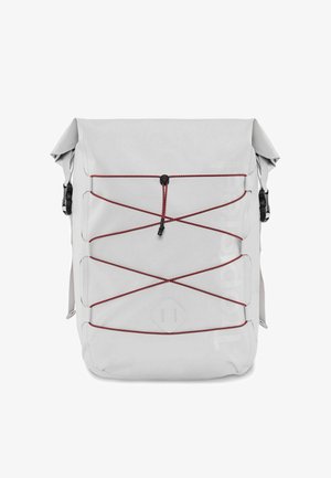 Grijze roll-top rugzak met een gestructureerde afwerking, zwarte hardware en rode bungee koorden in een kruispatroon aan de voorkant.